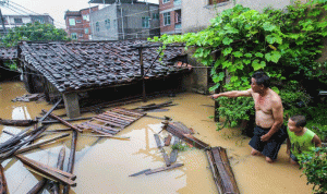 بالفيديو… إعصار “نيبارتاك” يضرب شرق الصين ويشرد مئات الآلاف