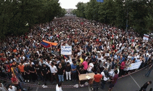 احتجاز أكثر من 160 شخصاً بعد تفريق مظاهرة في أرمينيا