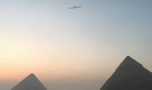 “سولار إمبلس 2” تحلّق فوق الأهرامات وتهبط في مطار القاهرة