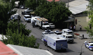 بالصور والفيديو… احتجاز رهائن في العاصمة الأرمينية يريفان