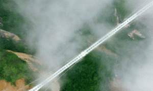 بالصور… الصين تستعد لافتتاح “أعلى وأطول” جسر زجاجي في العالم