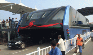 بالفيديو… الصين تختبر أول حافلة تسير فوق السيارات