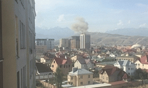 بالصور والفيديو… إنفجار قرب سفارة الصين في بيشكيك