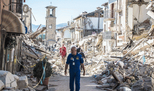 مهاجرون أفارقة يساعدون بمنطقة الزلزال في إيطاليا