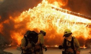 إجلاء المئات بسبب حريق غابات شرق لوس أنجلوس