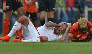 بالصور والفيديو… مينيز يفقد جزءًا من أذنه خلال مباراة ودّية!