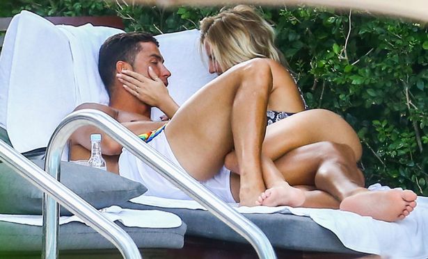 PAY-Cristiano-Ronaldo-is-spotted-getting-very-close-and-personal-with-Cassandra-Davis (1)