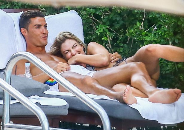 PAY-Cristiano-Ronaldo-is-spotted-getting-very-close-and-personal-with-Cassandra-Davis (2)