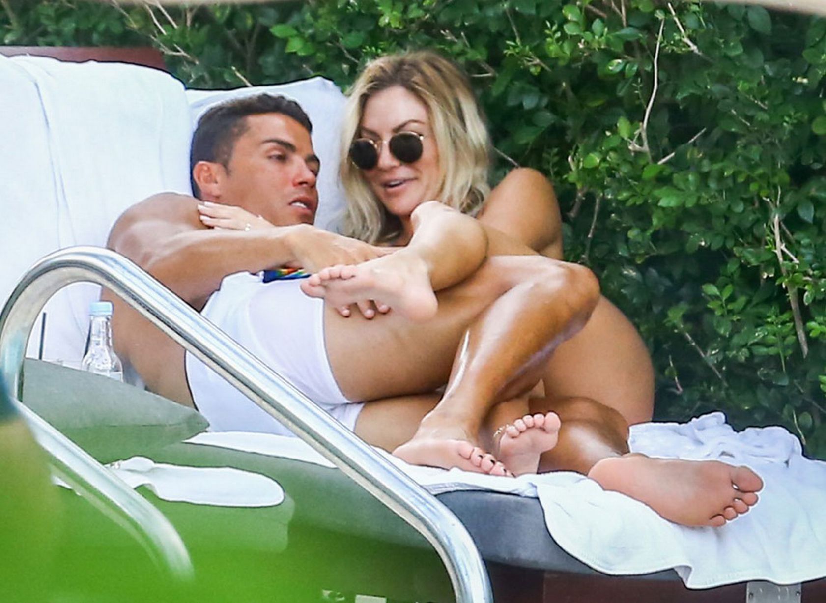 PAY-Cristiano-Ronaldo-is-spotted-getting-very-close-and-personal-with-Cassandra-Davis (9)