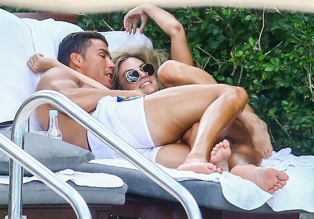 PAY-Cristiano-Ronaldo-is-spotted-getting-very-close-and-personal-with-Cassandra-Davis