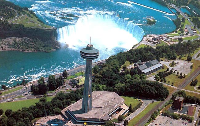 Skylon-Tower-in-Niagara-Falls