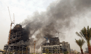 إخماد حريق في مبنى قيد الإنشاء في دبي