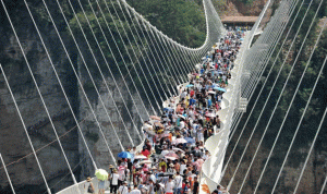 الصين تغلق جسرها الزجاجي… إلى متى؟!