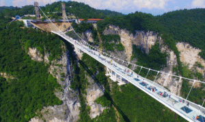 بالصور… أطول وأعلى جسر زجاجي للمشاة في العالم