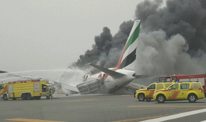 بالصور والفيديو… إحتراق طائرة ركاب في مطار دبي بعد إخلائها!