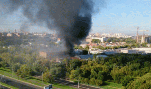 بالصور والفيديو… قتلى وجرحى بحريق مخزن في موسكو