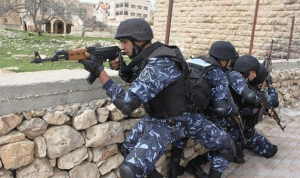 الشرطة الفلسطينية توقف عدة مواطنين في رام الله