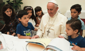 بالصور… البابا يستضيف لاجئين على الغداء في الفاتيكان