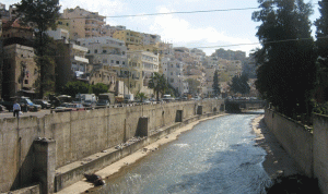 بلدية طرابلس تزيل البسطات على ضفتي نهر أبو علي