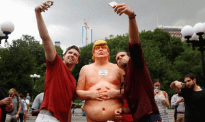 بالصور والفيديو… ترامب عاريًا في نيويورك!