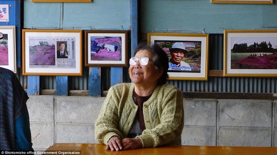 3158dead00000578-3453325-all_smiles_mrs_kuroki_can_now_sit_in_the_visitors_centre_in_the_-a-65_1455820410490