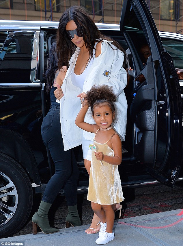 37D9279C00000578-3771505-The_tot_flashed_a_grin_as_she_stood_on_the_sidewalk_with_her_fam-m-6_1472884018460