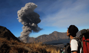 اجلاء سياح اجانب بعد ثوران بركان في اندونيسيا