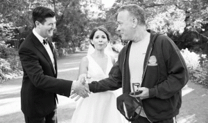بالصور والفيديو…توم هانكس يفاجئ عروسين ويلتقط معهما “سيلفي”