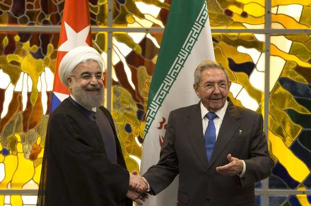 Cuba's President Raul Castro, right, shakes hands with Iranian President Hassan Rouhani, left, at Revolution Palace in Havana, Cuba, Monday, Sept 19, 2016. Rouhani is on a one-day official visit to Cuba. (Ismael Francisco, Cubadebate via AP)