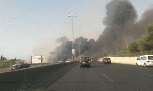 حريق في جبل من النفايات وإطارات السيارات عند جسر ضبية