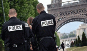 سيارة تصدم شرطيين بأحد ضواحي باريس