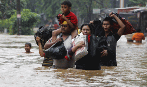 10 قتلى و3 مفقودين في فيضانات في اندونيسيا