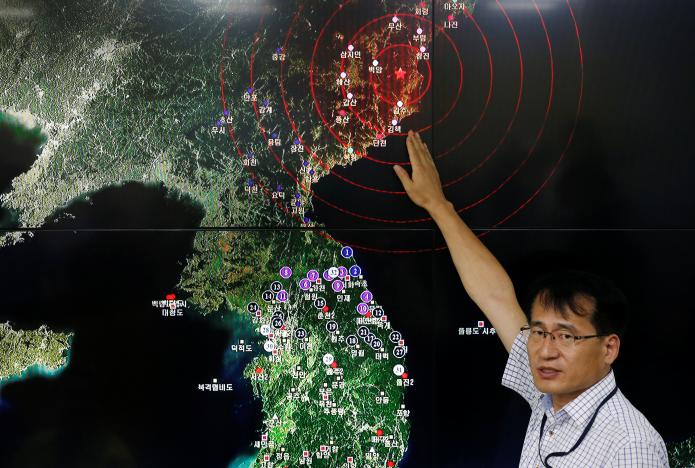 Ryoo Yong-gyu, Earthquake and Volcano Monitoring Division Director, points at where seismic waves observed in South Korea came from, during a media briefing at Korea Meteorological Administration in Seoul, South Korea, September 9, 2016. REUTERS/Kim Hong-Ji