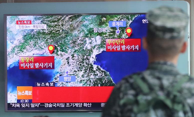 A South Korean soldier watches a TV broadcasting a news report on Seismic activity produced by a suspected North Korean nuclear test, at a railway station in Seoul, South Korea, September 9, 2016. Kim Ju-sung/Yonhap via REUTERS