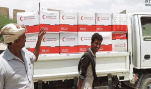الهلال الأحمر الإماراتي يوزع سلل غذائية في أبين اليمنية