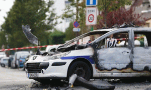 إصابة اثنين من الشرطة الفرنسية لرشقهما بزجاجات المولوتوف