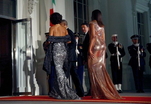 US President Barack Obama (2nd-L) and First Lady Michelle Obama (R) welcome Italian Prime Minister Matteo Renzi (2nd-R) and his wife Agnese Landini (L) on the North Portico of the White House before the State Dinner in Washington on October 18, 2016. / AFP PHOTO / YURI GRIPAS