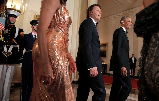 U.S. President Barack Obama and U.S. first lady Michelle Obama walk with Italian Prime Minister Matteo Renzi and his wife Agnese Landini at the White House in Washington, U.S., October 18, 2016. REUTERS/Joshua Roberts