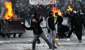 الشرطة اليونانية تطلق الغاز المسيل للدموع على متقاعدين خلال احتجاج في أثينا