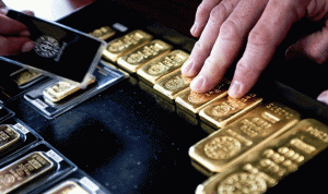 بريق الذهب يخبو والدولار الأميركي في صعود