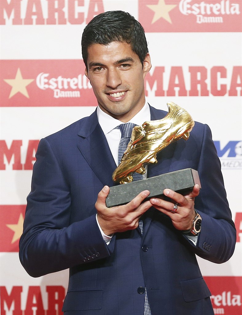 epa05594050 FC Barcelona's Uruguayan striker Luis Suarez poses for photographers with the Golden Boot trophy during a ceremony in Barcelona, Spain, 20 October 2016. Suarez received his second Golden Boot award as top scorer in all European soccer leagues of the 2015-16 season with a total of 40 goals for FC Barcelona. EPA/ANDREU DALMAU