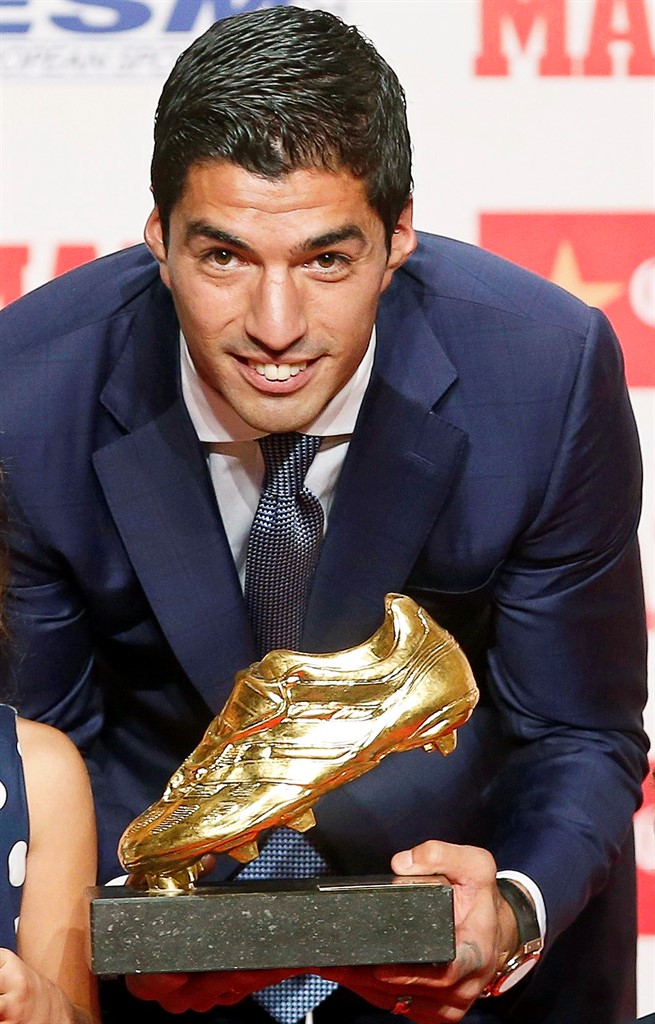 epa05594051 FC Barcelona's Uruguayan striker Luis Suarez poses for photographers with the Golden Boot trophy during a ceremony in Barcelona, Spain, 20 October 2016. Suarez received his second Golden Boot award as top scorer in all European soccer leagues of the 2015-16 season with a total of 40 goals for FC Barcelona. EPA/ANDREU DALMAU