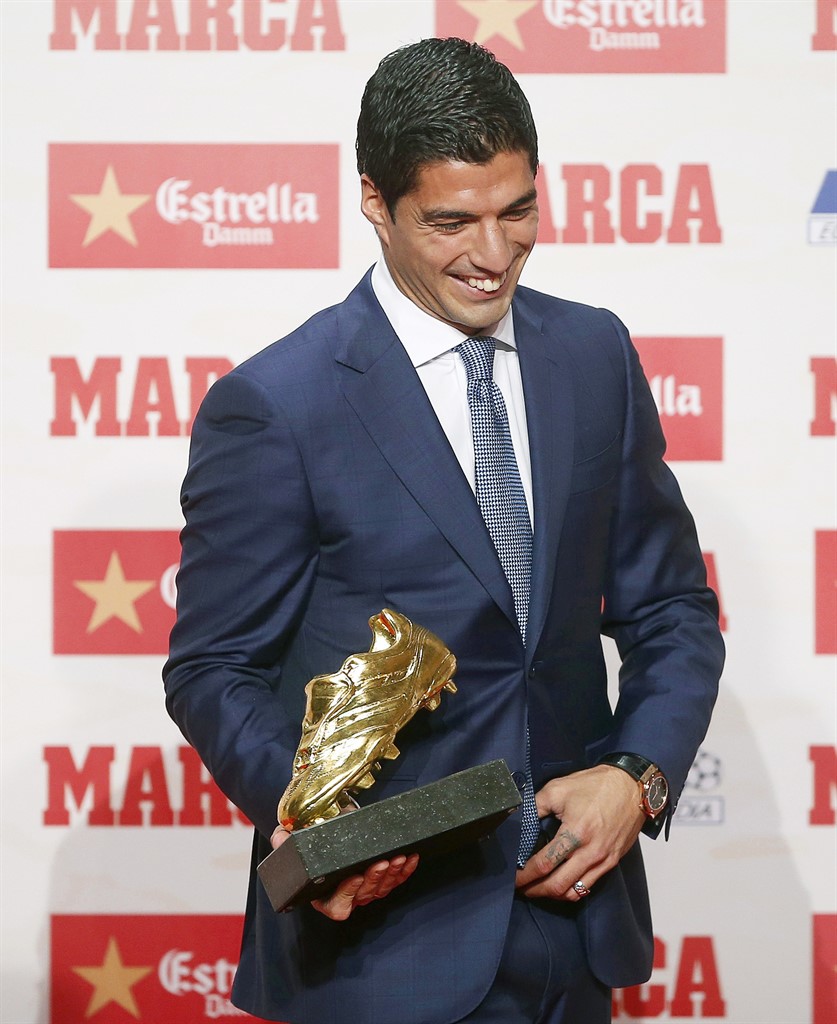 epa05594052 FC Barcelona's Uruguayan striker Luis Suarez reacts after receiving the Golden Boot trophy during a ceremony in Barcelona, Spain, 20 October 2016. Suarez received his second Golden Boot award as top scorer in all European soccer leagues of the 2015-16 season with a total of 40 goals for FC Barcelona. EPA/ANDREU DALMAU