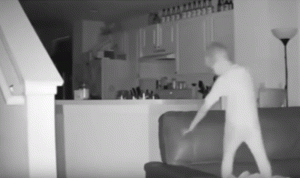 بالفيديو… طفل شبح في غرفة الجلوس!