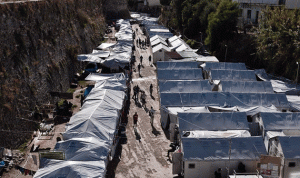 اشتباكات بين الشرطة ومهاجرين قرب مخيم في شمال اليونان