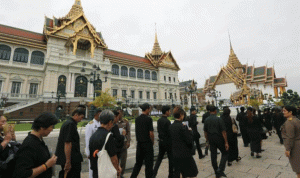 آلاف التايلانديين يتهافتون للانحناء أمام نعش الملك