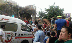 بالصور… جرحى في إنقلاب شاحنة محملة بالصخور في طرابلس