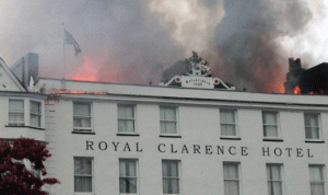 بالصور…حريق ضخم يلتهم أقدم فندق في بريطانيا