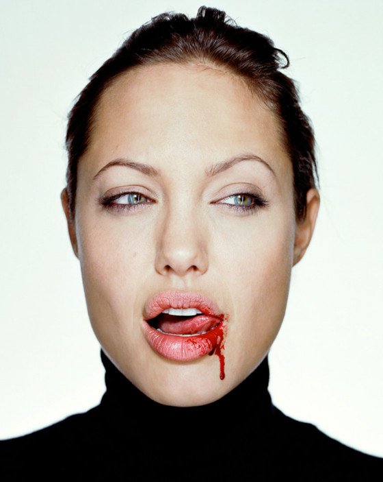 66194-amstel_gallery_martin-schoeller-angelina-jolie-with-blood-2003-photography-21_917848