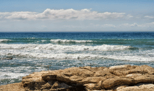 مقتل 5 إيرانيين بتحطّم مروحية وسقوطها في بحر قزوين